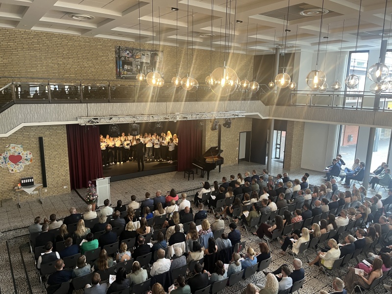 Festakt in der Aula: Der Oberstufenchor unter der Leitung von Herrn Hoyer