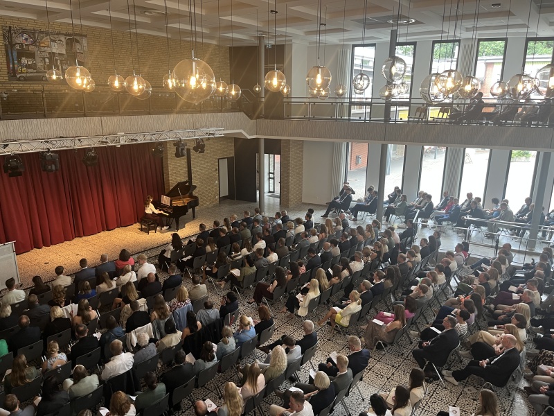 Festakt in der Aula: Musikalische Begleitung durch unsere Abiturientin Diana Luft