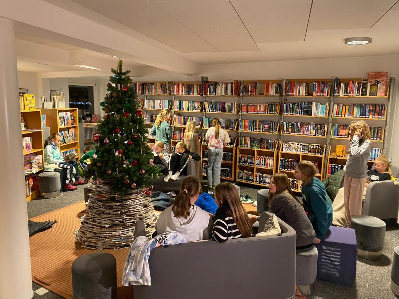 Weihnachtsbaum in der Bibliothek