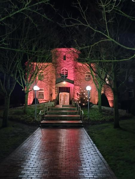 Die beleuchtete Klosterkirche nach dem Adventssingen