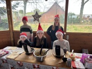 Klasse5c-Bastelaktion_amWeihnachtsbaumverkauf-3