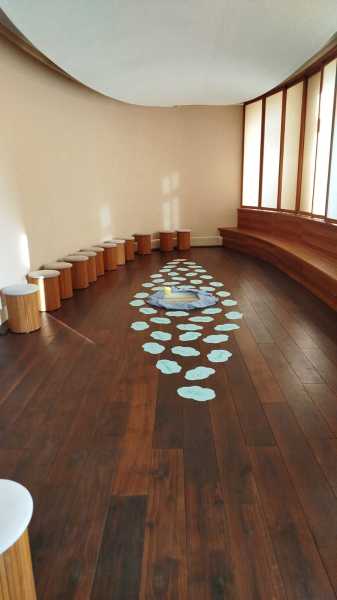 Zeit für Stille im Meditationsraum