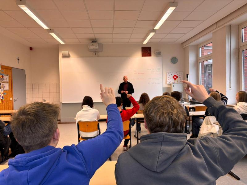 Donnerstag: Teilnahme am Unterricht - sogar beim Schulleiter!