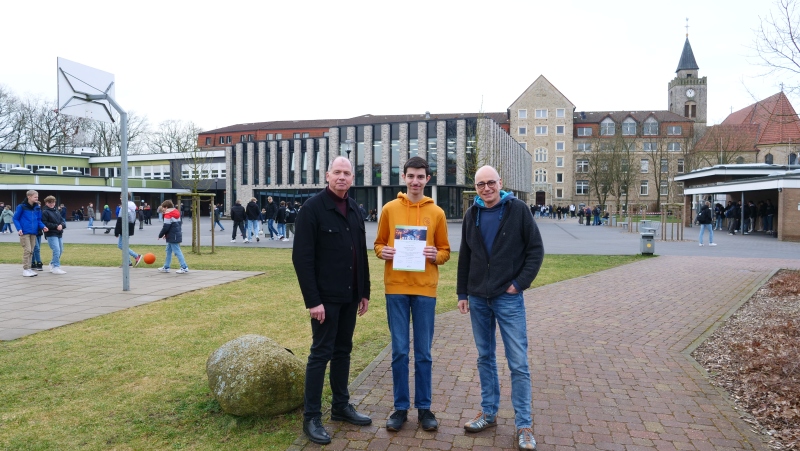 Mit ihm freuen sich Schulleiter Franz-Josef Hanneken und betreuender Biologielehrer Dr. Martin Vest