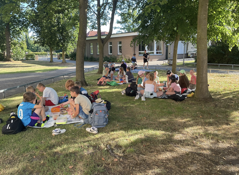 Picknick auf dem Schulhof