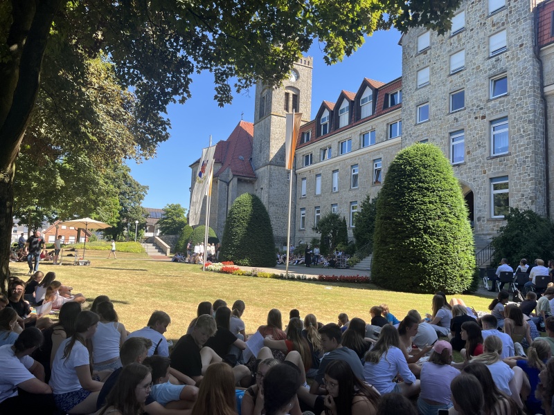 Wortgottesdienst vor dem Kloster