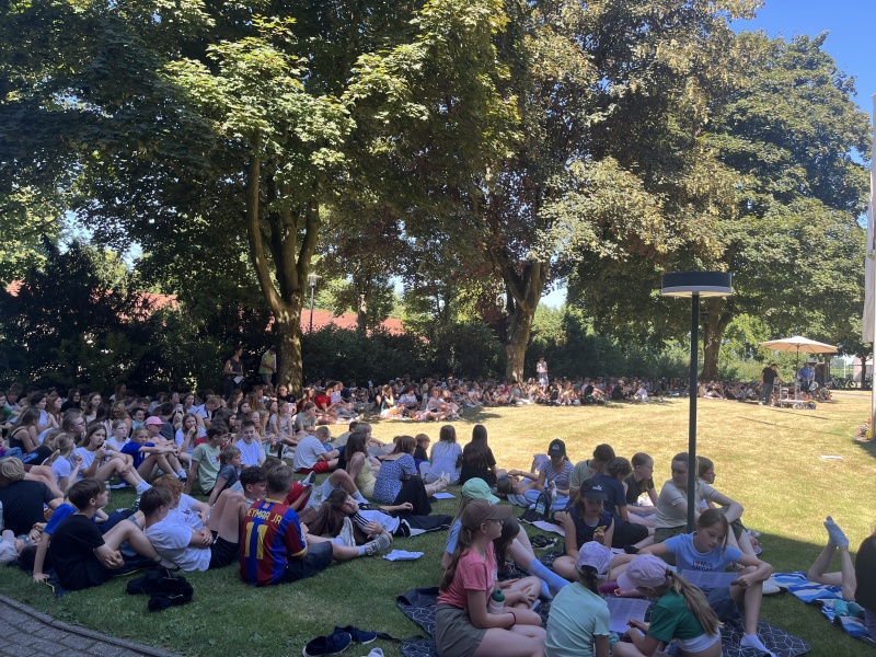 Wortgottesdienst vor dem Kloster