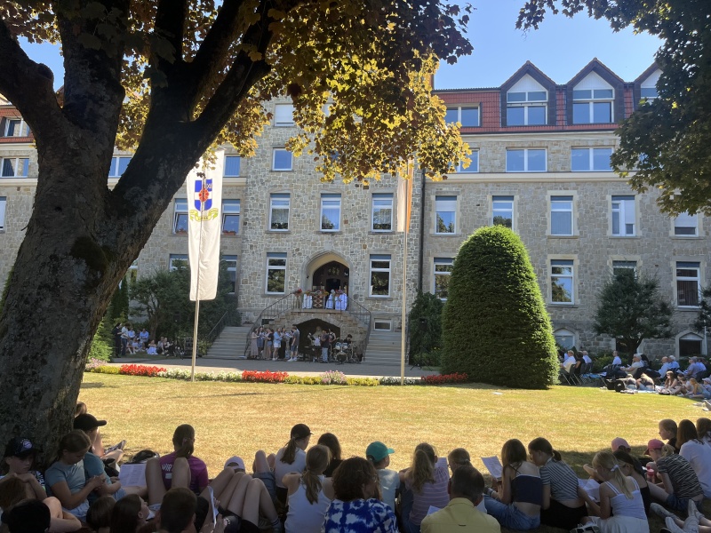 Wortgottesdienst vor dem Kloster