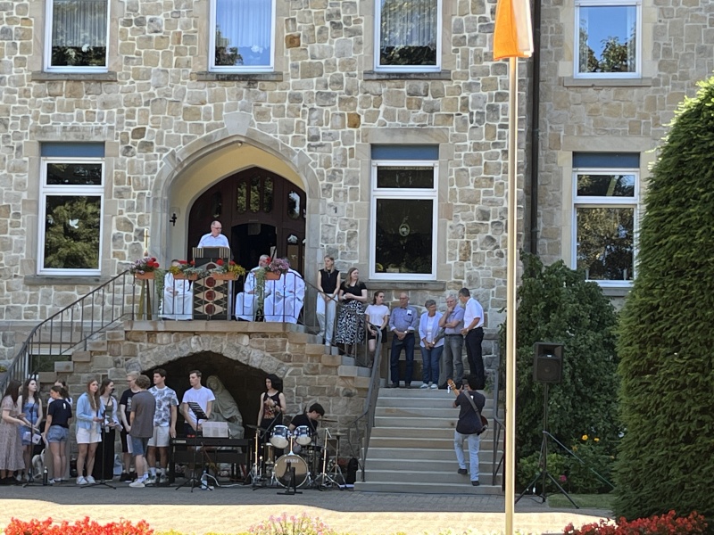 Wortgottesdienst vor dem Kloster