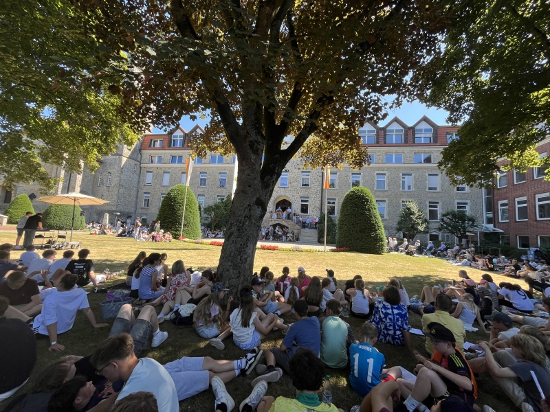 Wortgottesdienst vor dem Kloster