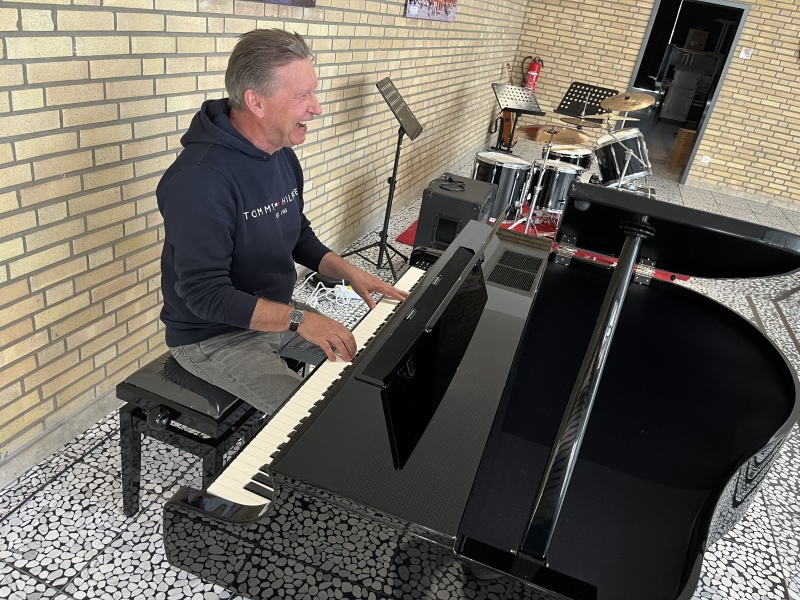 Unser Fachobmann für Musik, Benno Hüer, testet das neue e-Piano. Wie man sieht: Er ist begeistert! :-)