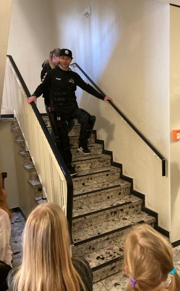 Ein Exoskelett ermöglicht es Kevin, sich wieder aufrecht fortzubewegen.