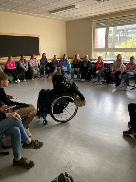 Er gab spannende Einblicke in sein Leben mit Behinderung, wobei er auch von seiner Leidenschaft für den Rollstuhlbasketball erzählte.