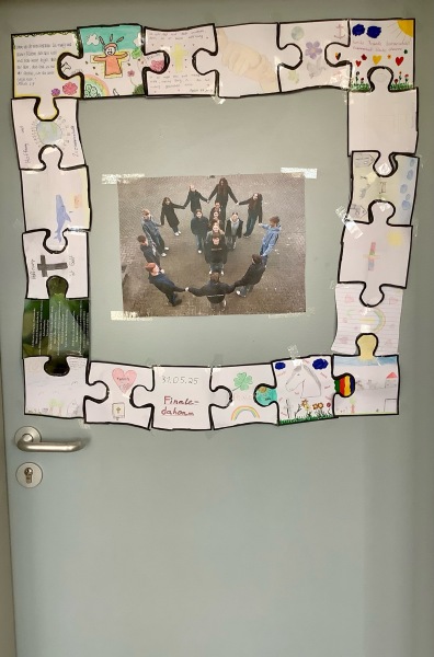 Bunte und kreative Gestaltung der "Hoffnungstüren"