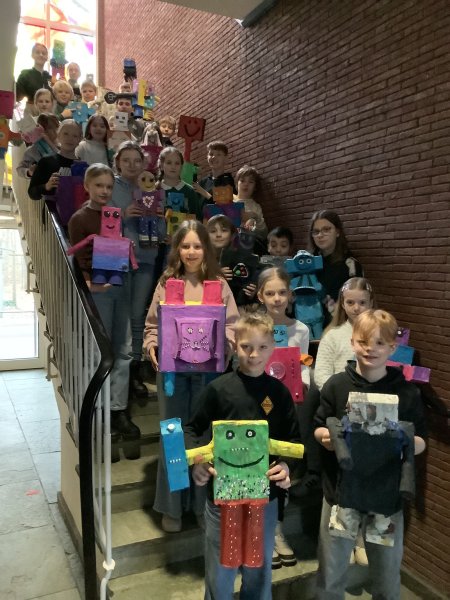 Am Ende dürfen die Schülerinnen und Schüler ihre tollen Roboter mit nach Hause nehmen.