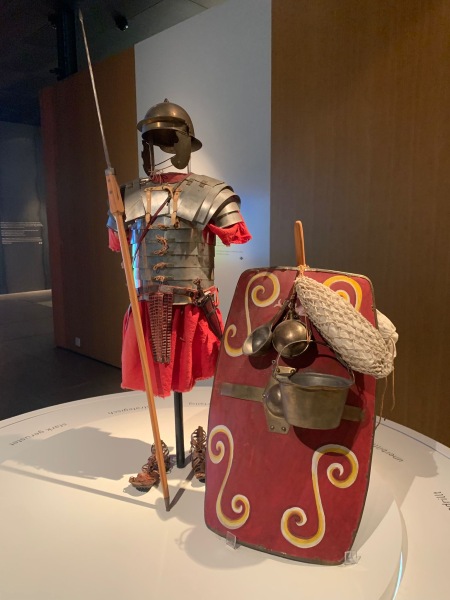 Römische Rüstung mit Marschgepäck