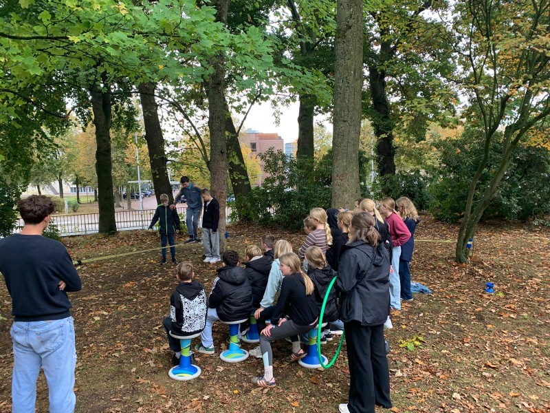 Slackline-Übungen und "Sporthockern"