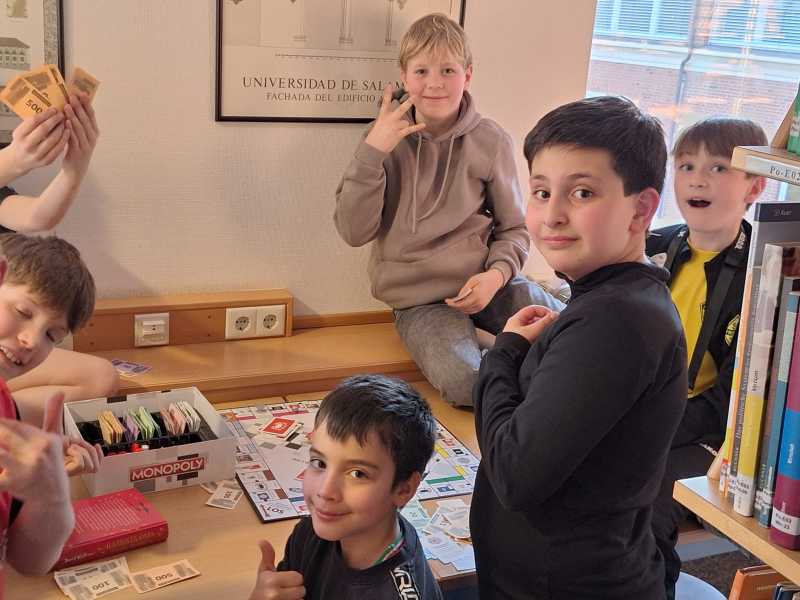 Andere spielten Gesellschaftsspiele.