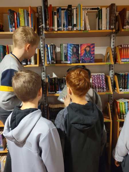Die Klasse 5b schaut sich in der Bibliothek um.
