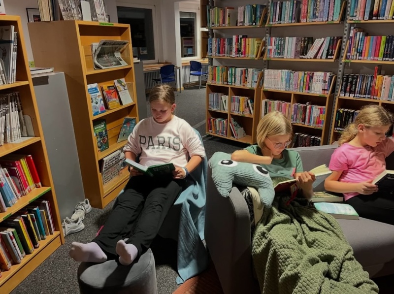 Schülerinnen der Klasse 5e beim Schmökern
