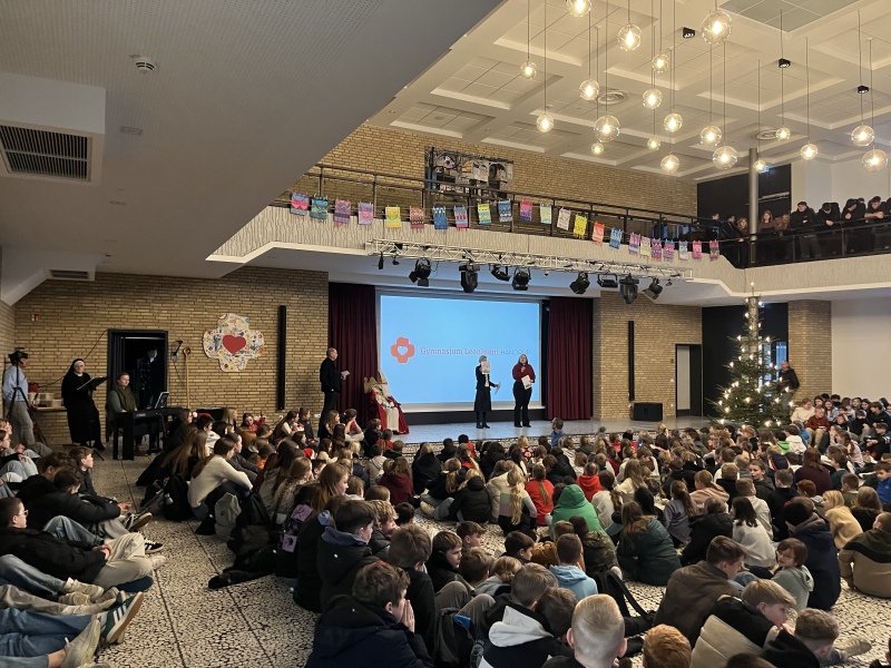 Frau Ehlers und Frau Wöste stellen die Adventsaktion der Bibliothek vor.