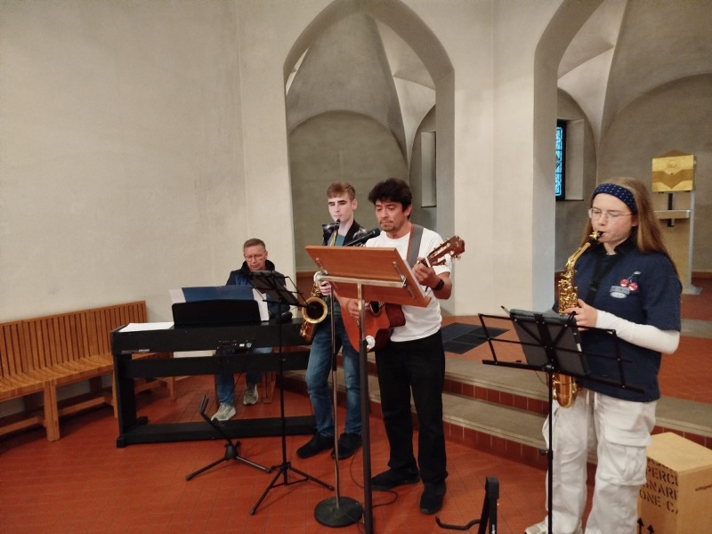 Musikalische Untermalung durch Pater Paulo, Herrn Hüer, Hannah Schaefer und Edwin Ruks