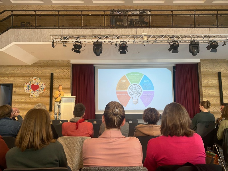 Lehrerfortbildung zum Einsatz von Künstlicher Intelligenz im Unterrichtsalltag