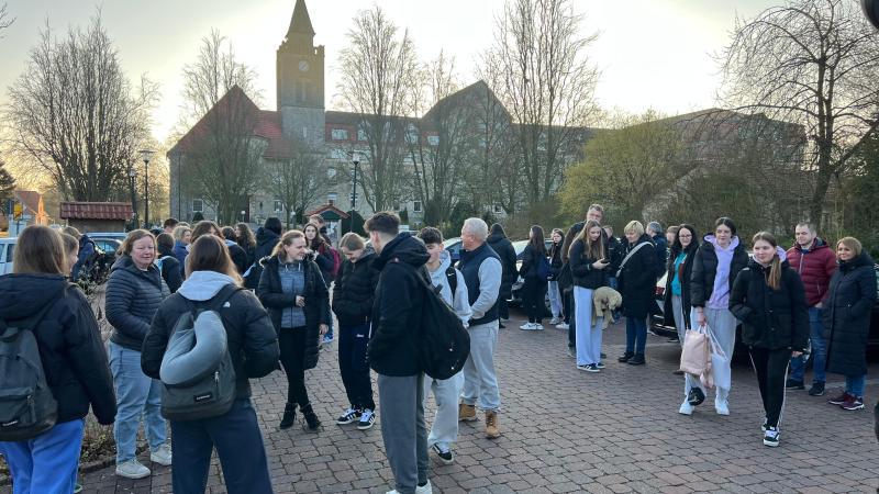 Vorfreude vor der Abreise am Handruper Busbahnhof