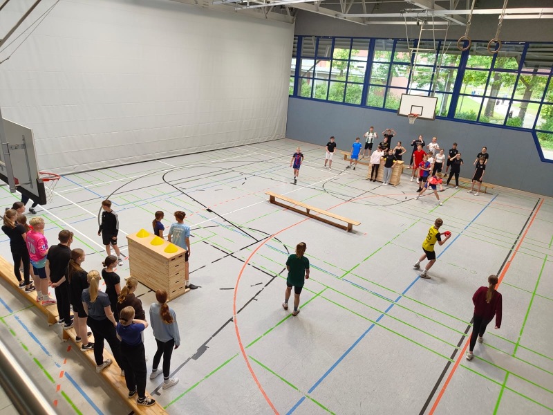 "Indonesisch-Völkerball" im Jahrgang 9