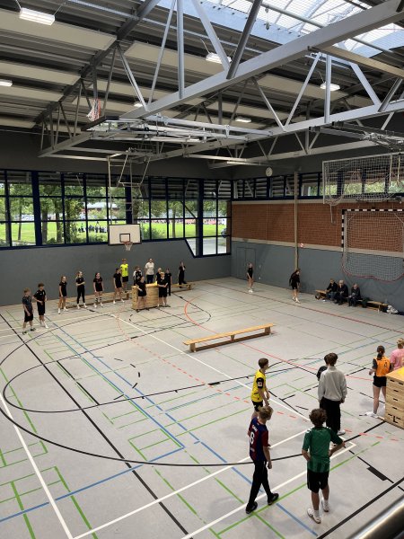 "Indonesisch-Völkerball" im Jahrgang 9