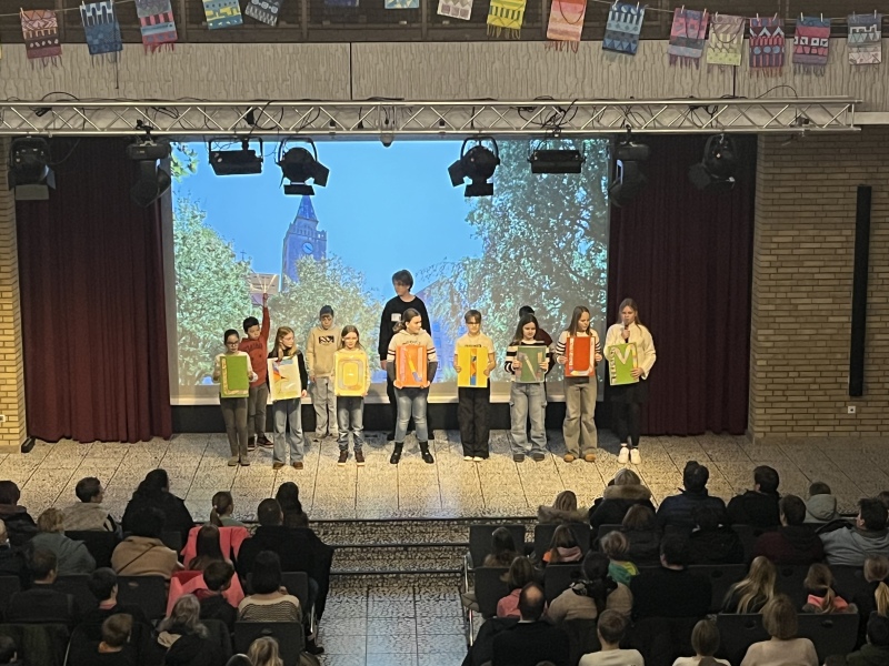 Die Klasse 6d stellte sich, wichtige Personen des Schullebens und das Programm kurz vor.