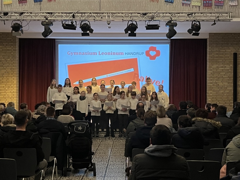 Der Unterstufenchor begrüßte mit fröhlichem Gesang.