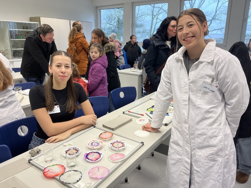 Im Chemieraum wurden viele Experimente angeboten.
