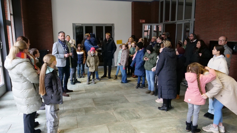 Hier führt Herr Böllner durch die Schule.