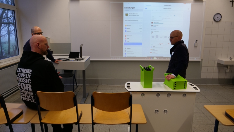Herr Königschulte und Herr Hagedorn informierten zur Digitalisierung am Leoninum.