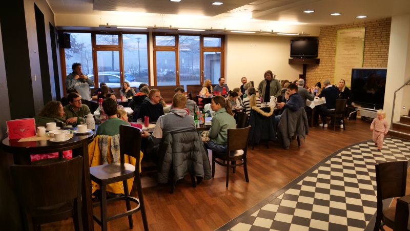 Viele lassen sich ein Stück Kuchen und eine Tasse Kaffee im Refektorium schmecken.