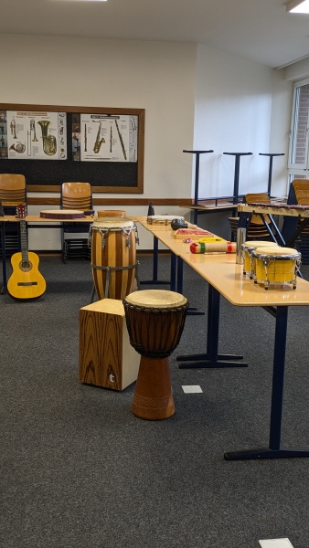 Viele Musikinstrumente zum Ausprobieren gab es im Musikraum.
