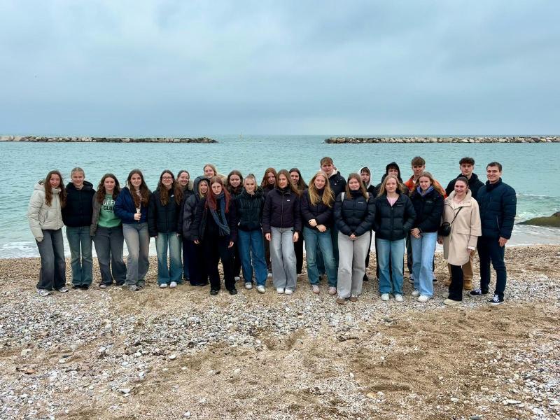 Gruppenfoto am Strand von Fano