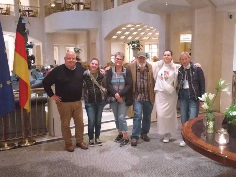 Die Begleiterinnen und Begleiter überlegen sich, ob sie doch noch das Hotel wechseln...  ;-)