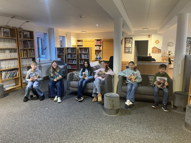 Eine bunte Auswahl präsentierter Jugendbücher