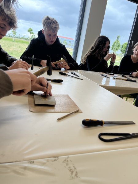 Einblicke in die Workshops: Erstellung von Tafeln und Namensschildern