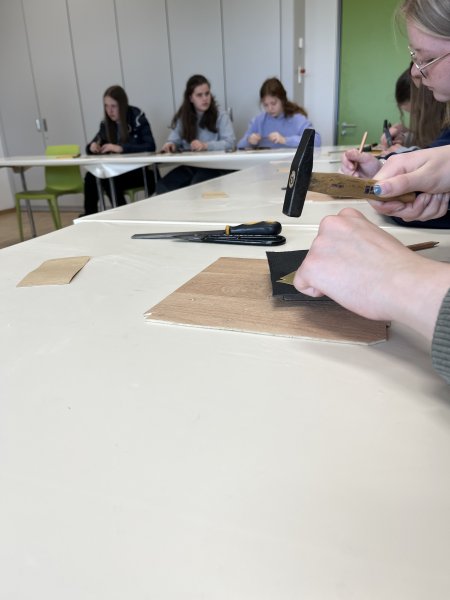 Einblicke in die Workshops: Erstellung von Tafeln und Namensschildern