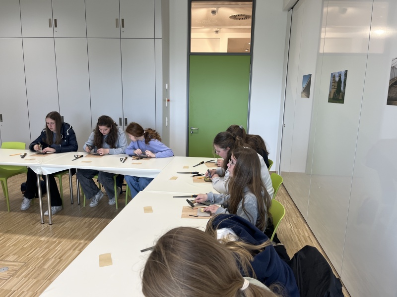 Einblicke in die Workshops: Erstellung von Tafeln und Namensschildern